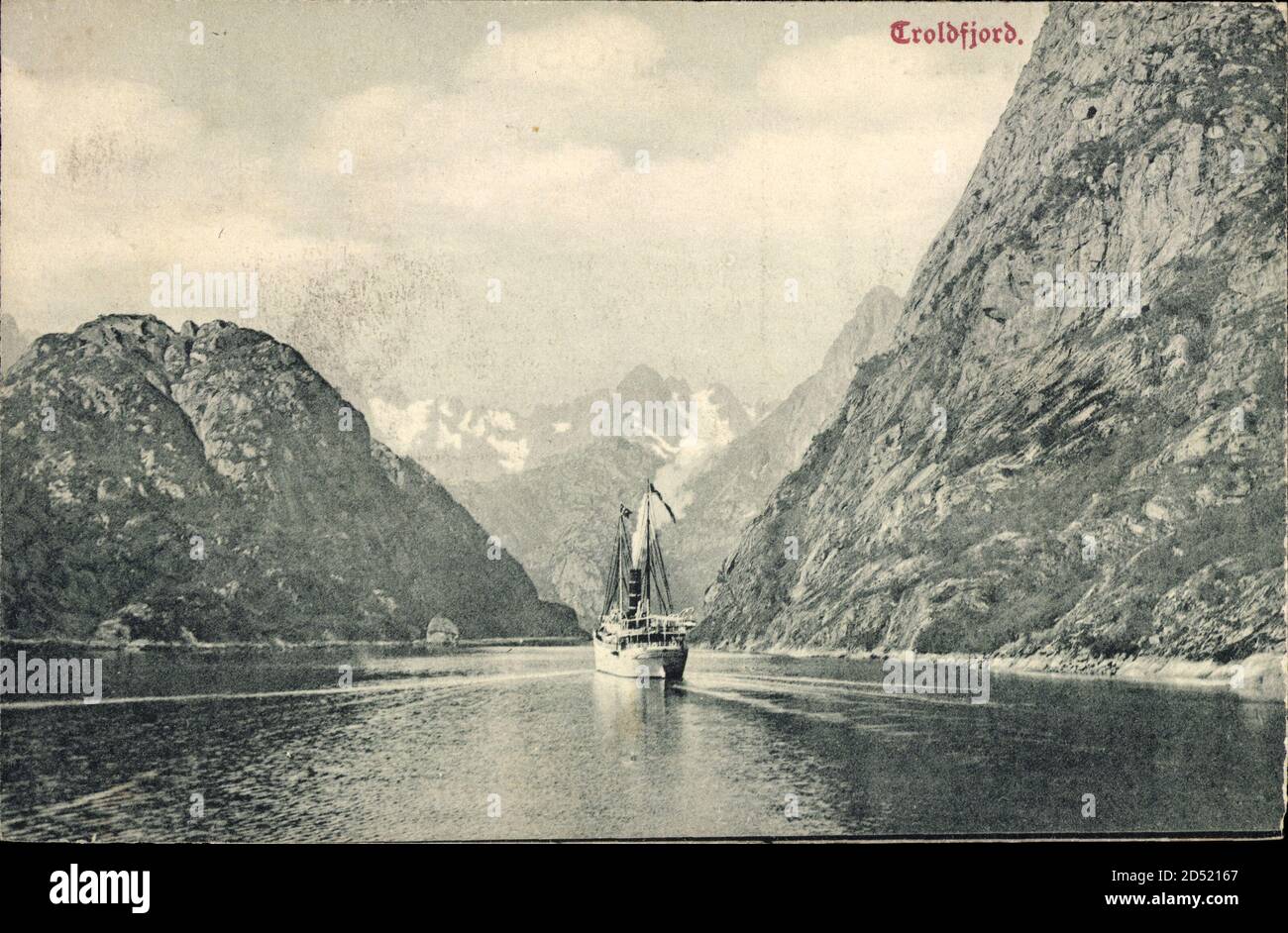 Troldfjord Norwegen, Dampfschiff S.V. Kong Harald in einem Fjord unterwegs Stockfoto