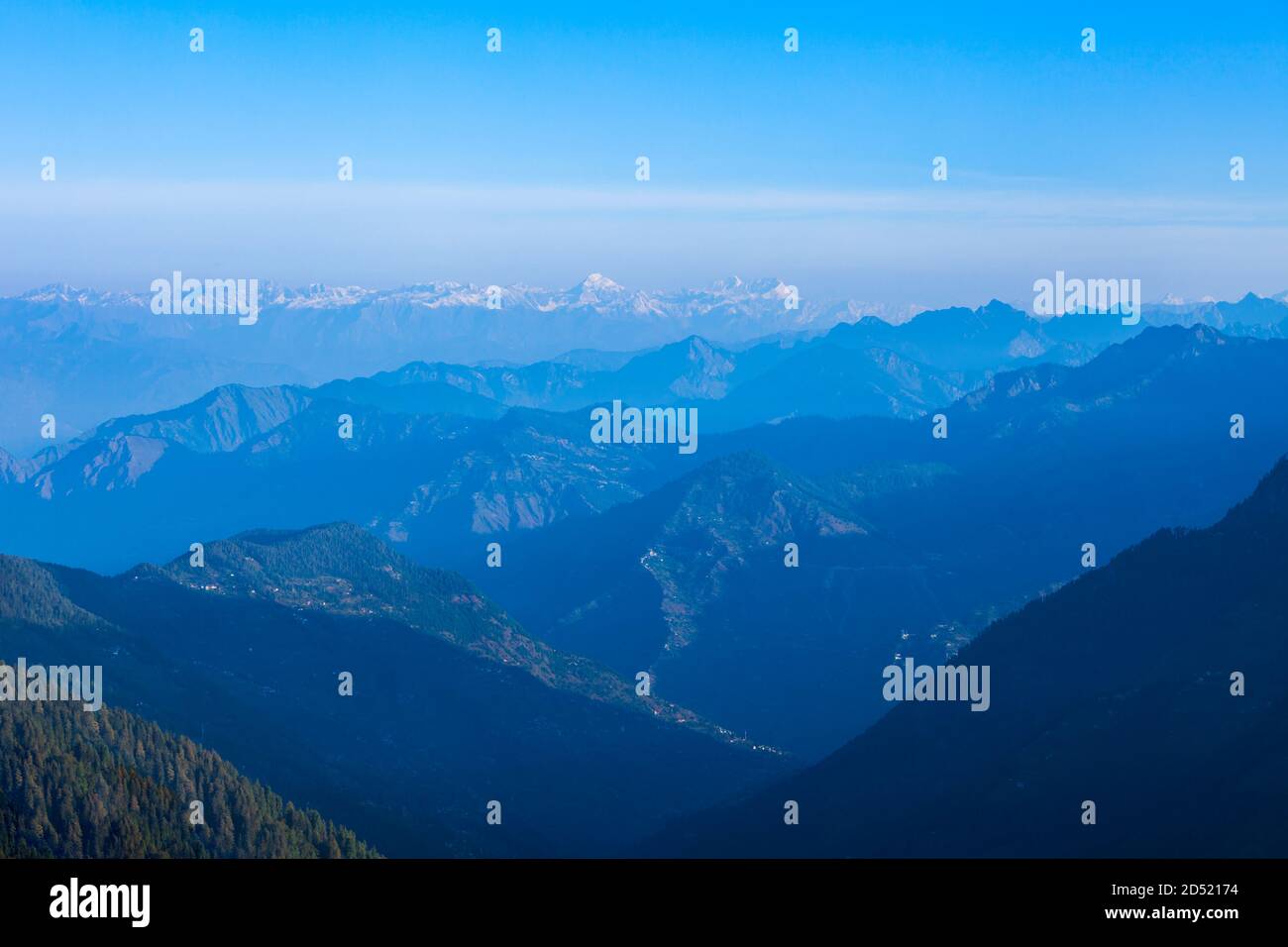 Großer Himalaya oder Größerer Himalaya bei Sonnenaufgang ist er der höchste Gebirgszug, der Bundesstaat Himachal Pradesh in Indien. Blick vom Aussichtspunkt Jalori Pass. Stockfoto
