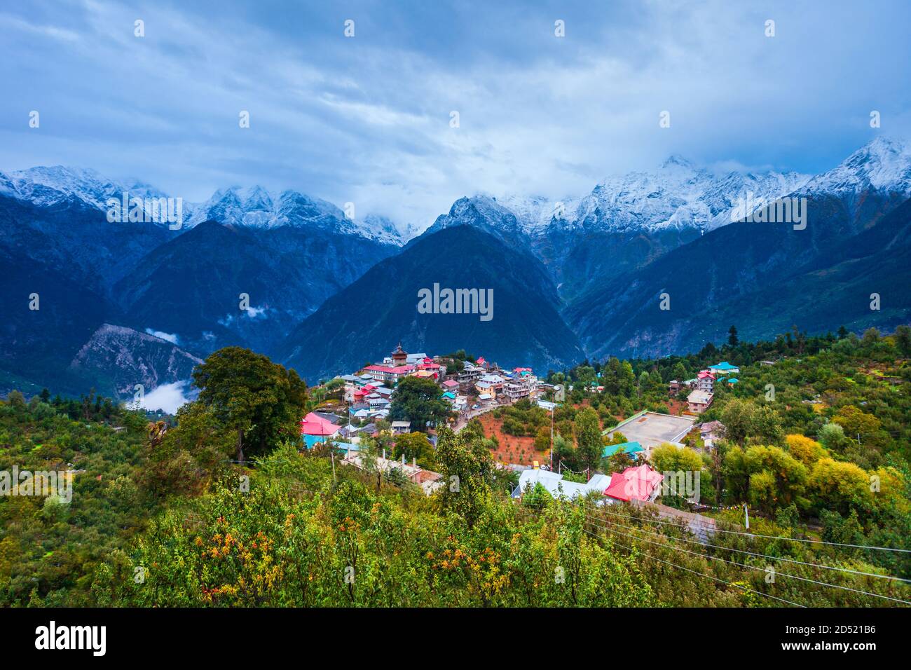 Kalpa und Kinnaur Kailash mit Panoramablick auf die Berge. Kalpa ist eine Kleinstadt im Sutlej-Flusstal, Himachal Pradesh in Indien Stockfoto