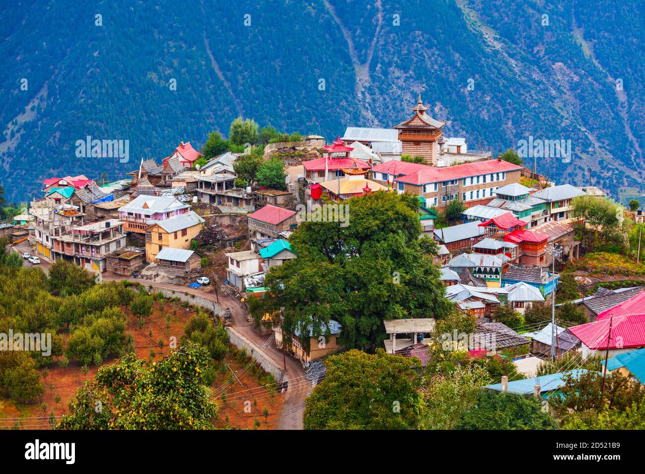 Kalpa und Kinnaur Kailash mit Panoramablick auf die Berge. Kalpa ist eine Kleinstadt im Sutlej-Flusstal, Himachal Pradesh in Indien Stockfoto