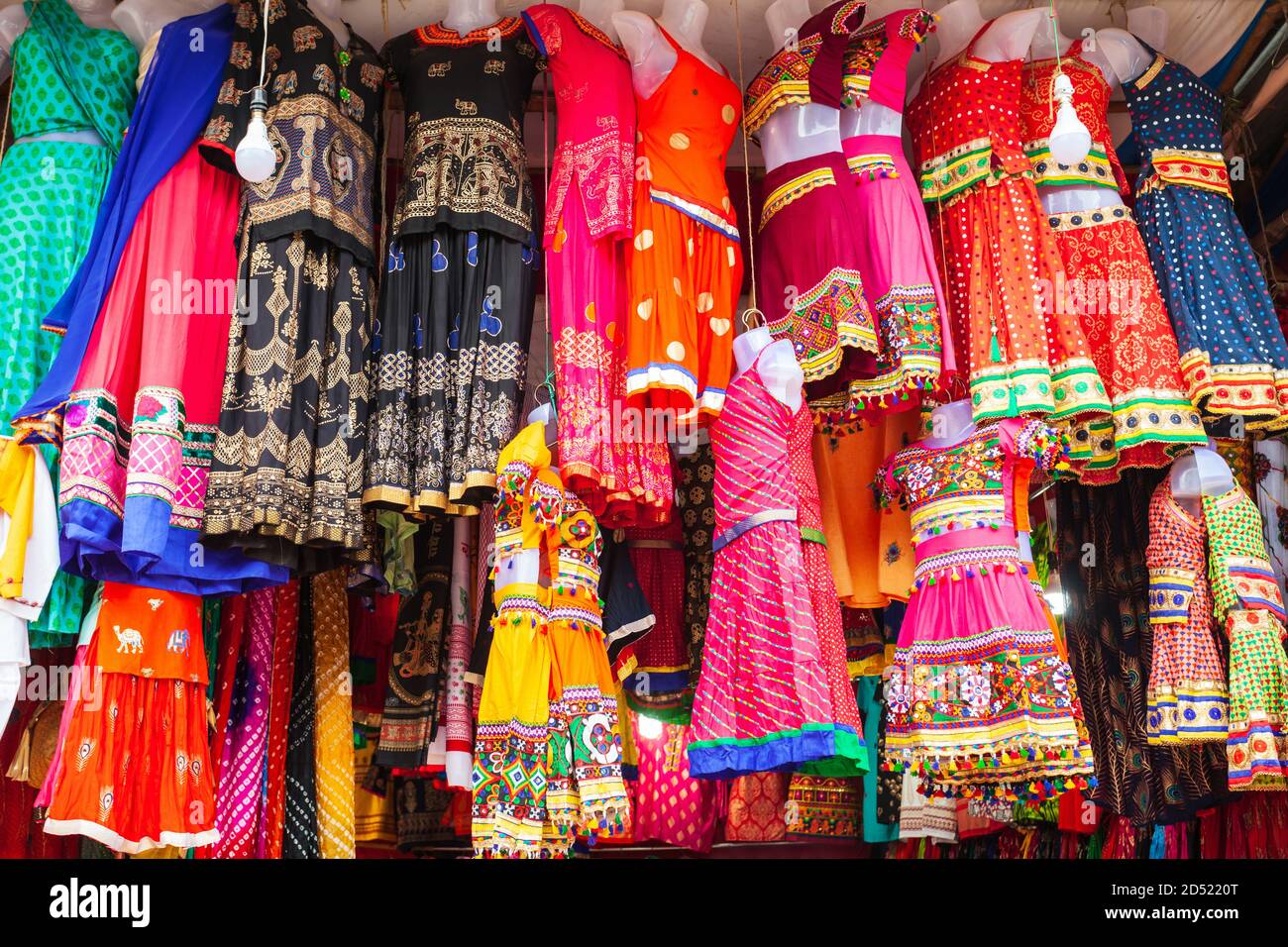 Kleiner Laden mit indischen bunten Kleidern in Delhi Stockfoto