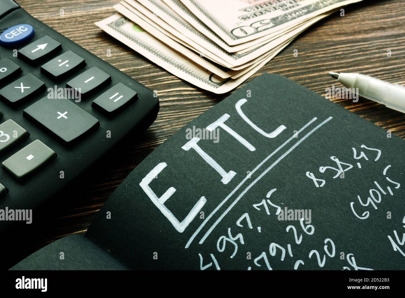 EITC verdiente Einkommensteuergutschriftberechnungen auf der Seite. Stockfoto