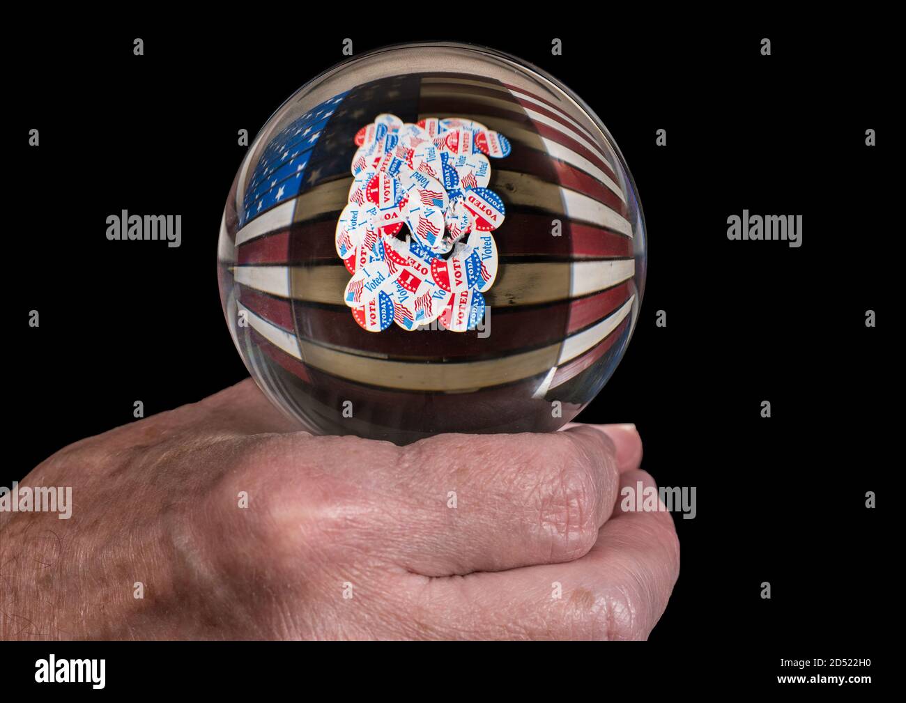 Ältere kaukasische Mann Hand hält Glas Wahrsager Globus oder Ball, um das Ergebnis der US-Präsidentschaftswahl vorherzusagen Stockfoto