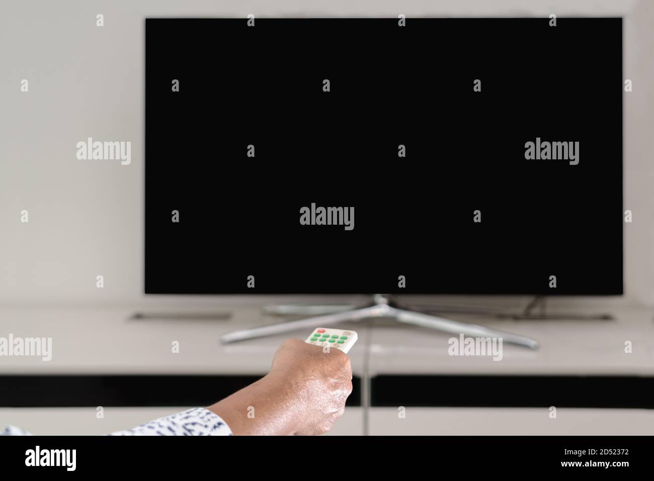 Ältere Frauen Hand halten Fernbedienung der TV-Box beobachten, leere Anzeige Stockfoto