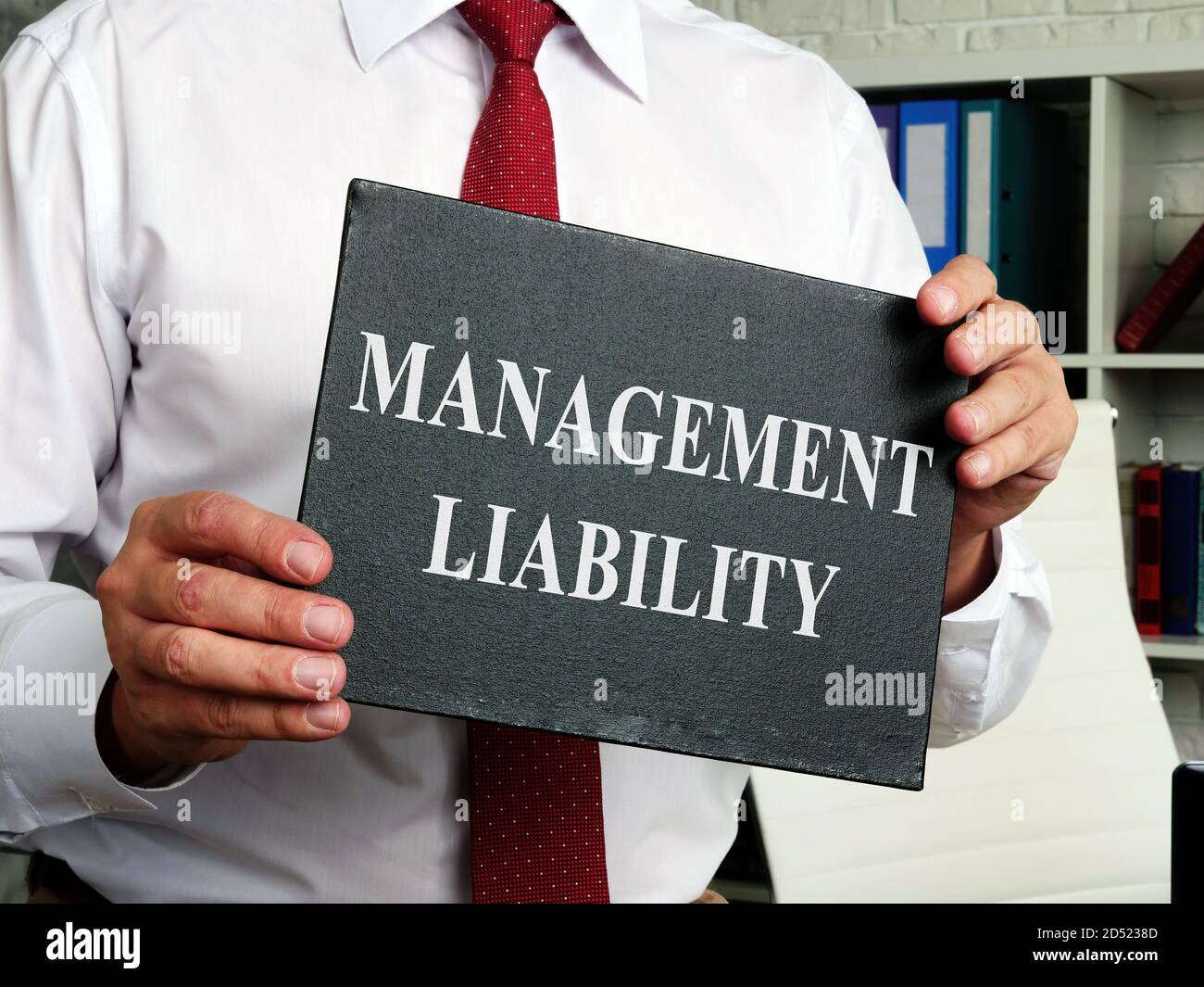 Ein Mann mit einem Schild mit der Aufschrift Management Haftung. Stockfoto