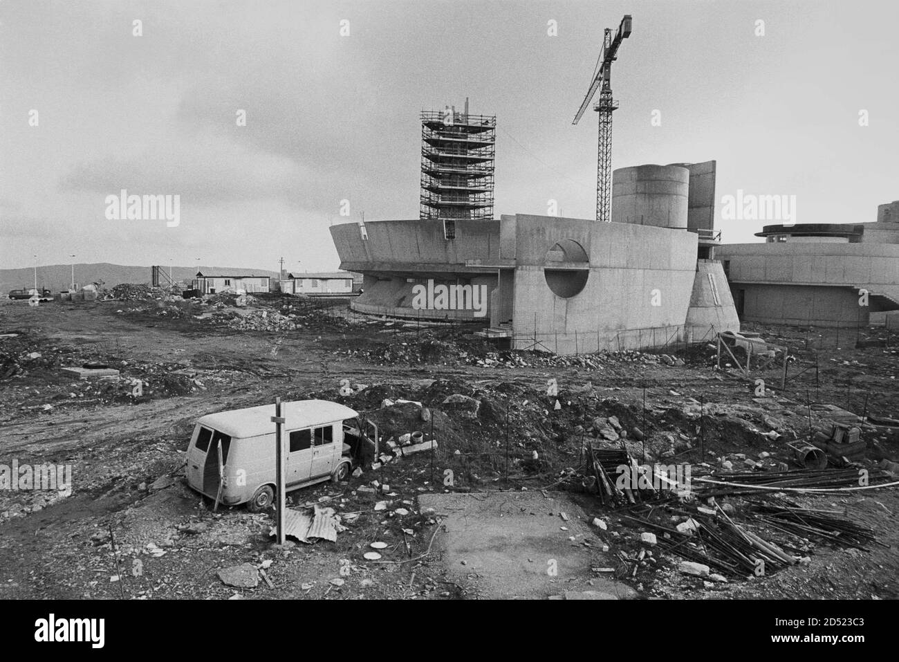 - Wiederaufbau in Irpinia nach dem Erdbeben von 1980, die neue Kirche in Bisaccia Dorf....- ricostruzione in Irpinia dopo il terremoto del 1980, la nuova chiesa nel paese di Bisaccia Stockfoto