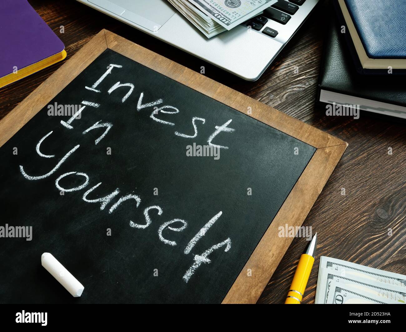 Investieren Sie in sich Memo auf der Tafel. Stockfoto