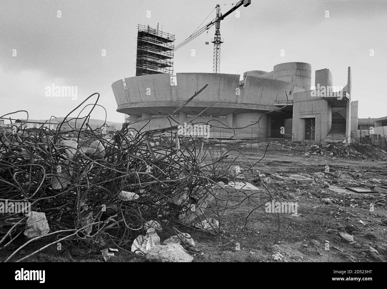 - Wiederaufbau in Irpinia nach dem Erdbeben von 1980, die neue Kirche in Bisaccia Dorf....- ricostruzione in Irpinia dopo il terremoto del 1980, la nuova chiesa nel paese di Bisaccia Stockfoto