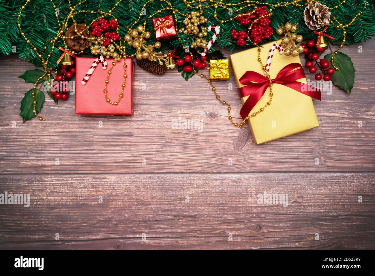weihnachtszeit Hintergrund und glückliches neues Jahr Geschenkbox auf Holzhintergrund Stockfoto