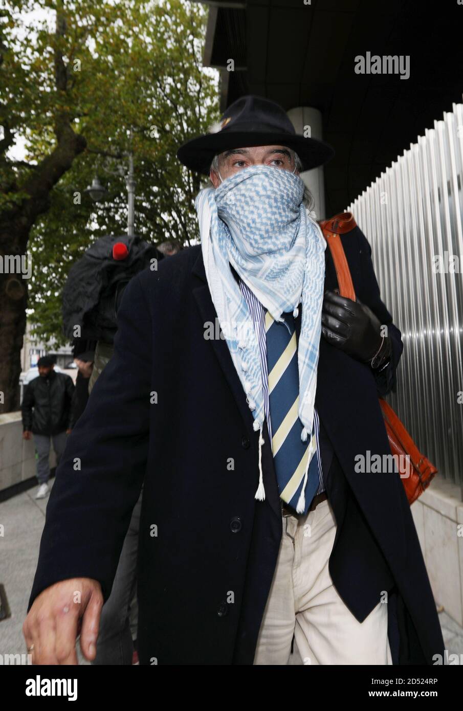 Dublin, Leinster, Irland. 12/Oktober/2020. Der irische Oberste Gerichtshof weigert sich, Ian Bailey wegen des Mordes an der französischen Staatsbürgerin Sophie Toscan du Plantier in Irland im Jahr 1996 nach Frankreich auszuliefern. Foto zeigt Ian Bailey beim Gericht. Herr Bailey wurde bereits von einem französischen Gericht für schuldig befunden, dass er in seiner Abwesenheit ermordet wurde. Bailey hat den Mord immer bestritten. Foto: Sasko Lazarov/RollingNews.ie Quelle: RollingNews.ie/Alamy Live News Stockfoto