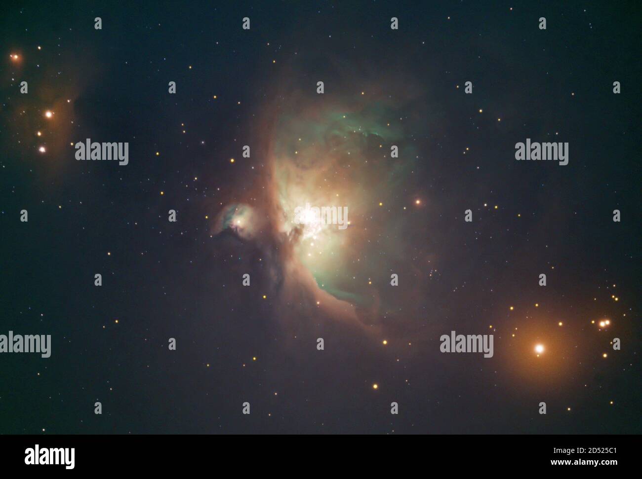 Der Orionnebel, M42, und einer der hellsten Nebel am Nachthimmel, fotografiert von London in falscher Farbpalette, ein diffuser Nebel. Aufgenommen am 10. Oktober 2020 mit mehreren Langzeitbelichtungen auf Standard Nikon Z7 Kamera und 5-Zoll-Refraktionenteleskop. Ebenfalls sichtbar ist M43 links vom Hauptnebel und (oben links) NGC 1977, der Running man Nebel. Der Stern unten rechts ist der Doppelstern Nair al Saif. Der Orionnebel ist etwa 1,600 Lichtjahre vom Planeten Erde entfernt. Kredit: Malcolm Park/Alamy. Stockfoto