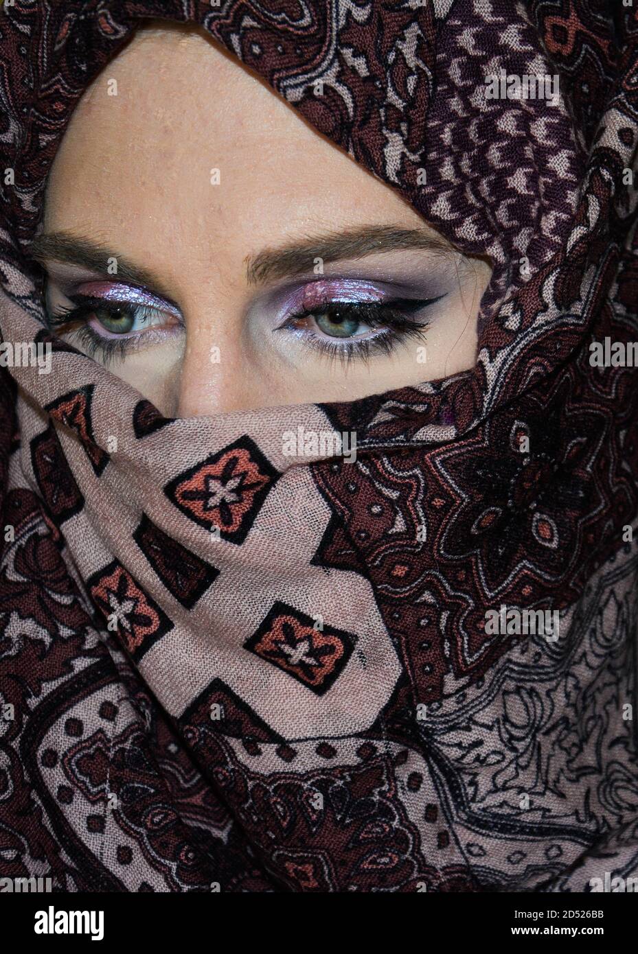 Junge Frau mit Hijab Nahaufnahme der Augen Make-up. Mädchen im Kopftuch mit  blauen Augen. Beduinen, arabische oder mittelöstliche Makeup  Stockfotografie - Alamy