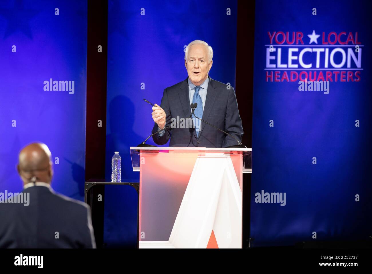 Austin TX USA, 9. Oktober 2020: US-Senator John Cornyn beantwortet eine Frage während einer Debatte gegen den demokratischen Herausforderer MJ Hegar. Cornyn, ein treuer Republikaner, hat den Sitz seit 2002. Debattenmoderator Gromer Jeffers Jr. sitzt im Vordergrund. Stockfoto