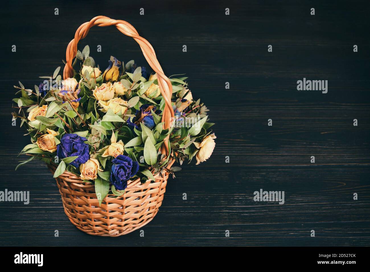 Retro Stillleben mit einem getrockneten Strauß Rosen auf einem dunklen Hintergrund, kopieren Raum Stockfoto