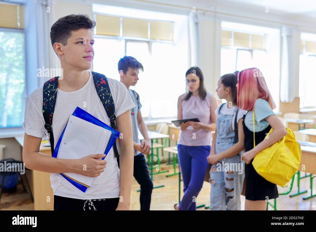 Porträt eines lächelnden Jungen im Teenageralter in der Klasse in der Pause Stockfoto