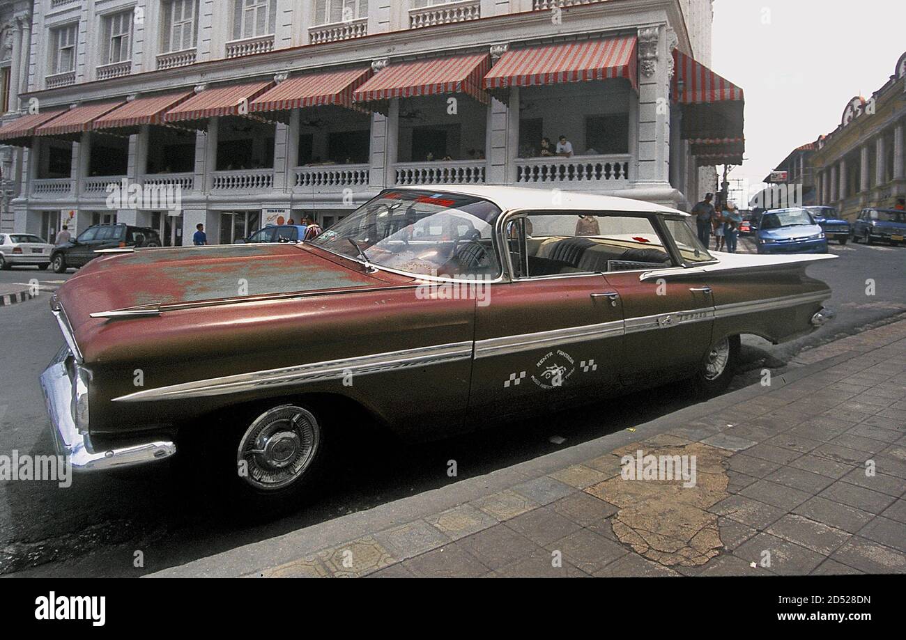 Chevrolet Impala Sport Sedan 1959 vor dem Hotel Casa Granda, Santiago de Cuba Stockfoto