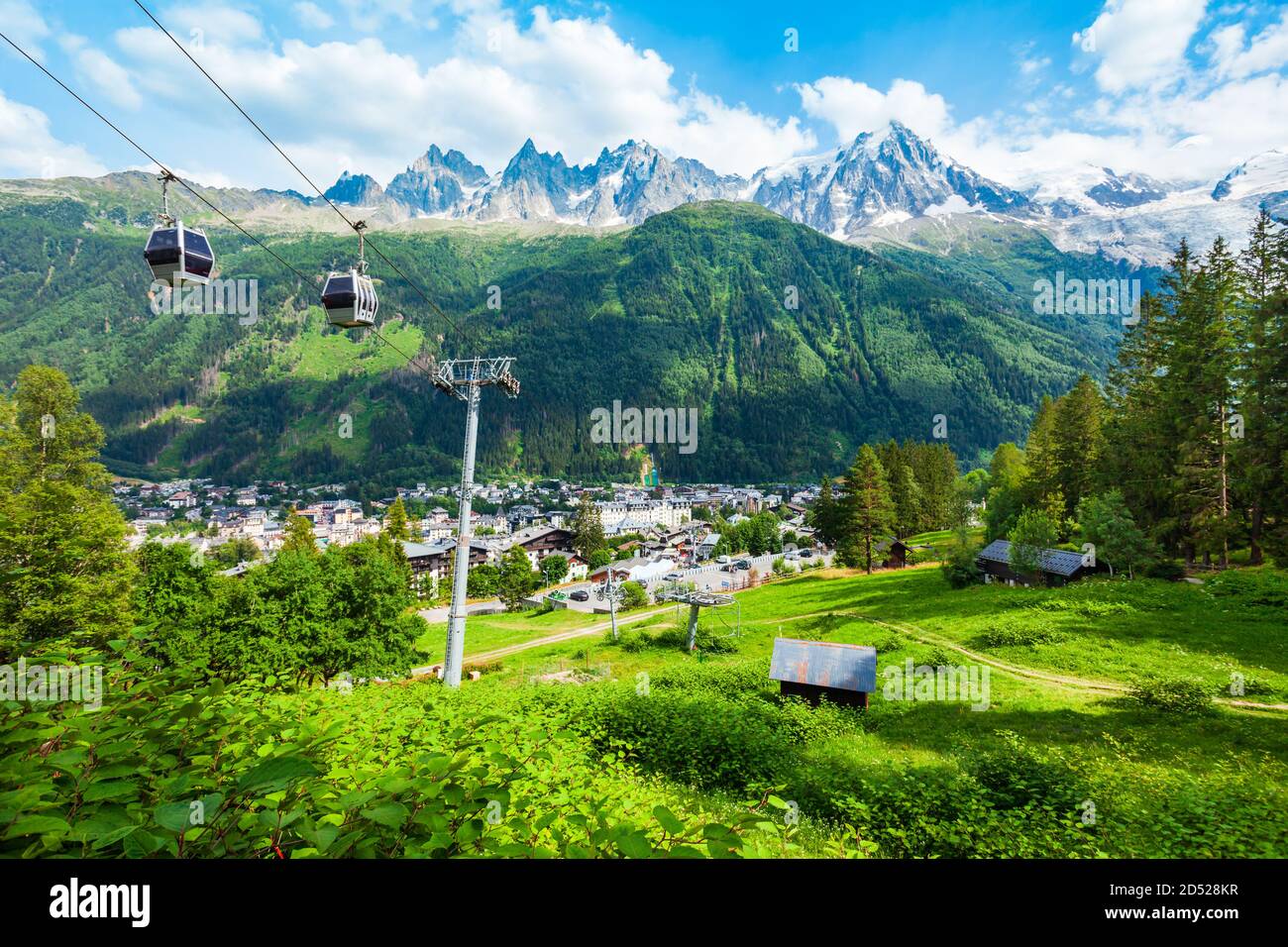 Chamonix Seilbahn aus der Luft Panoramablick. Chamonix Mont Blanc ist eine Gemeinde und Stadt im Südosten Frankreichs Stockfoto