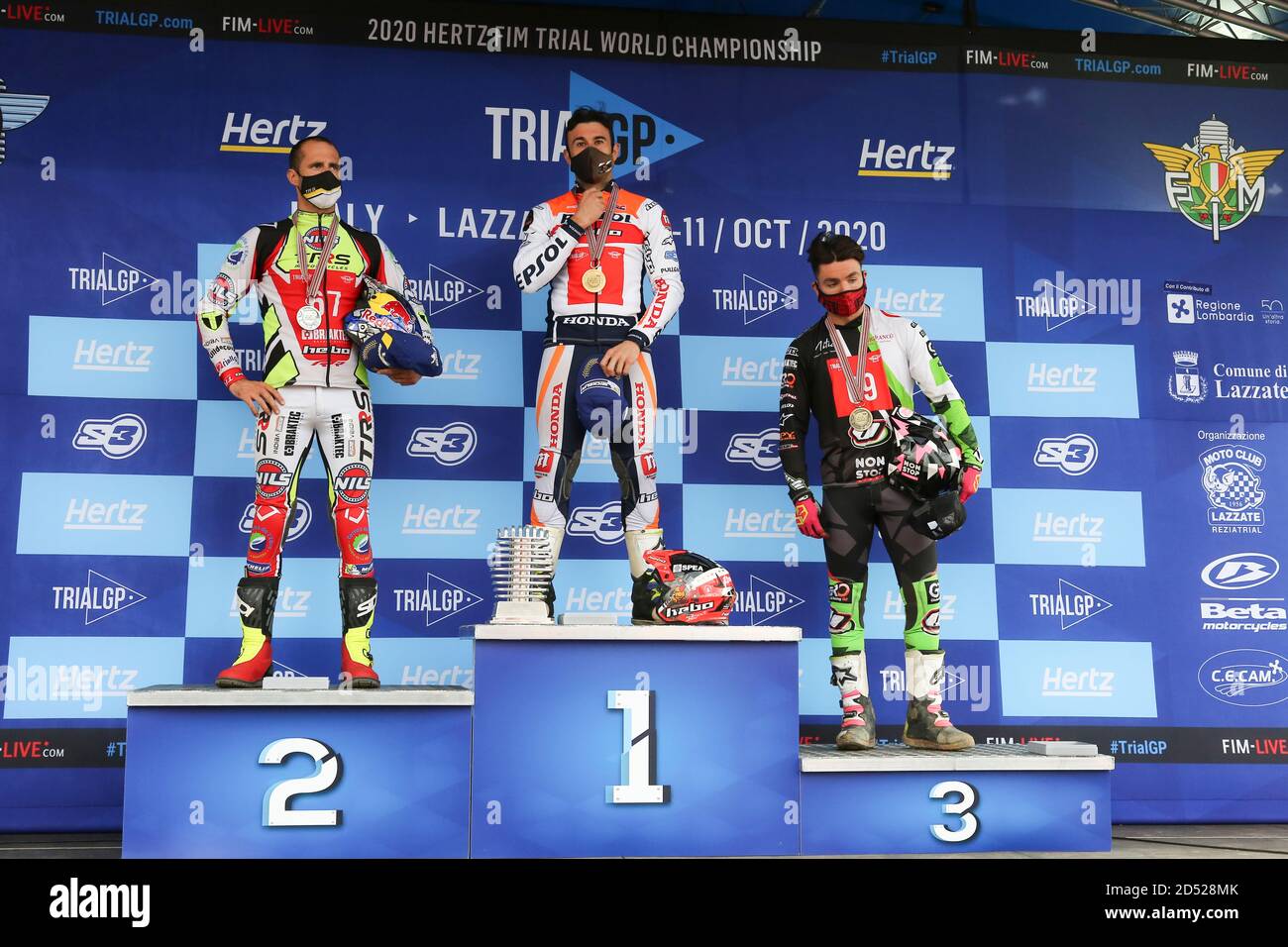 Der Trial GP Weltmeister Toni Bou mit Adam Sans Raga (2) und Jaime Busto (3) während des Welttitels Preisverleihung im Moto Club Lazzate Circuit on Stockfoto