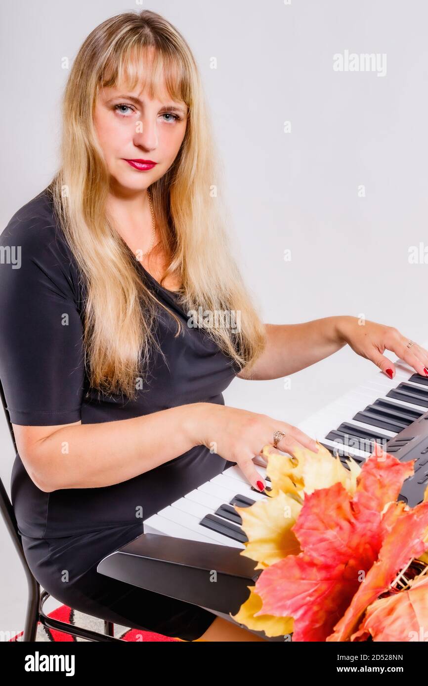 Herbststimmung in der Musik von einer Frau auf einem synthesizer Stockfoto