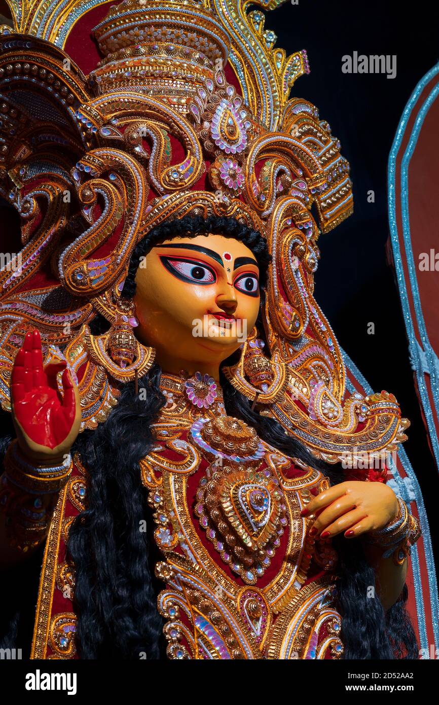 Gesicht der Göttin Laxmi bei dekorierten Durga Puja Pandal, Durga Puja Festival bei Nacht. Aufgenommen unter farbigem Licht in Howrah, Westbengalen, Indien. Stockfoto