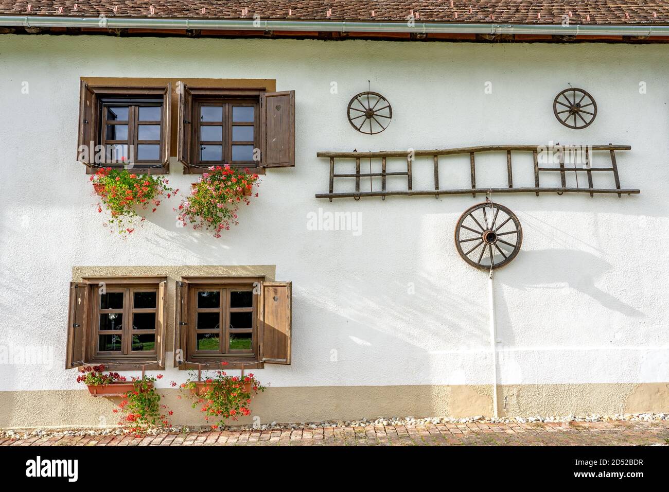 Traditionelles renoviertes Scheunengebäude in Őrség Ungarn mit Fenstern Stockfoto