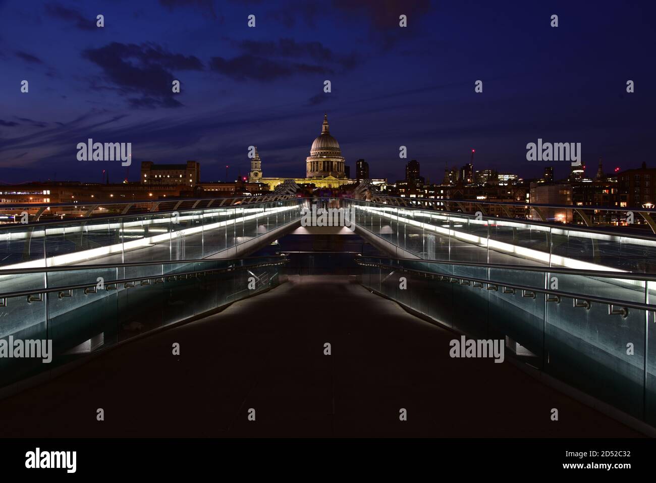 Millenium Brücke bei Nacht in London Stockfoto