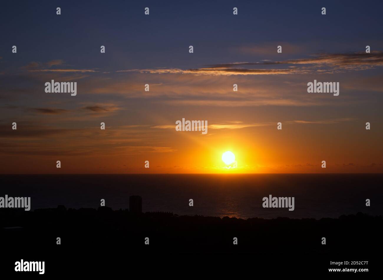 Ein Blick über den Ärmelkanal bei Sonnenaufgang von Beachy Head, Eastbourne, Sussex, England, Großbritannien. Stockfoto