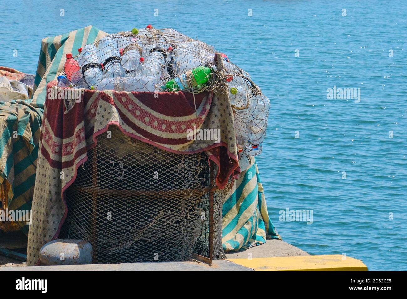 Plastikmüll in Fischernetzen, Sammlung von Verschmutzung auf See - Tunesien, Sousse, El Kantaoui 06 19 2019 Stockfoto