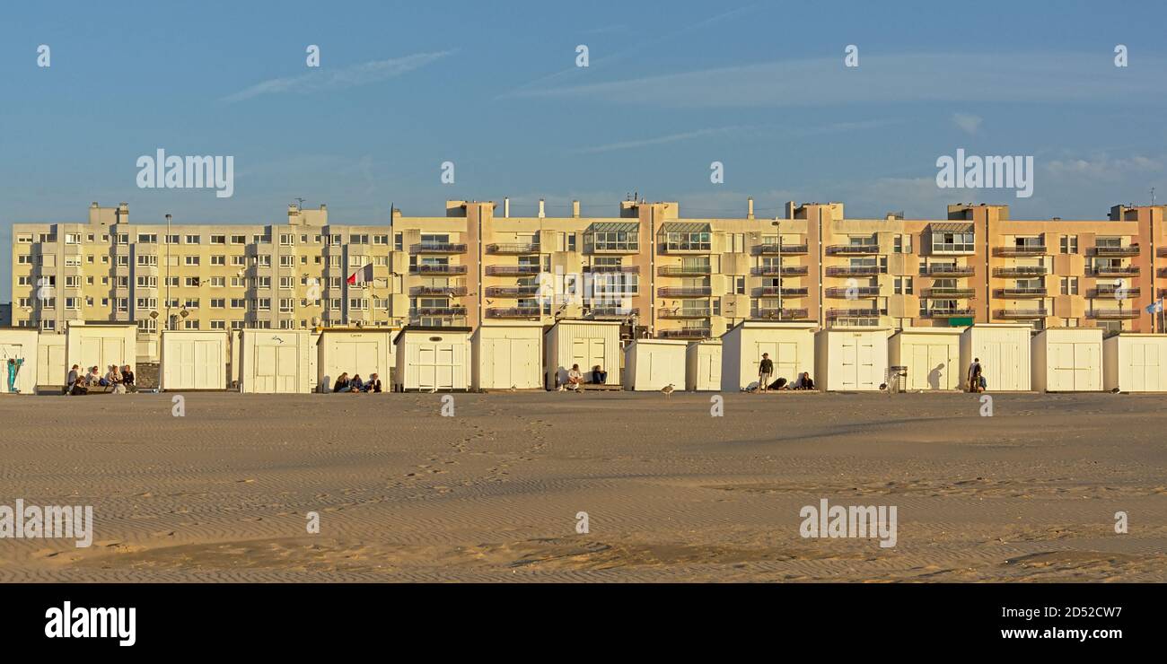 Reihe von Mehrfamilienhäusern und Strandhäusern am Strand von Calais. Stockfoto