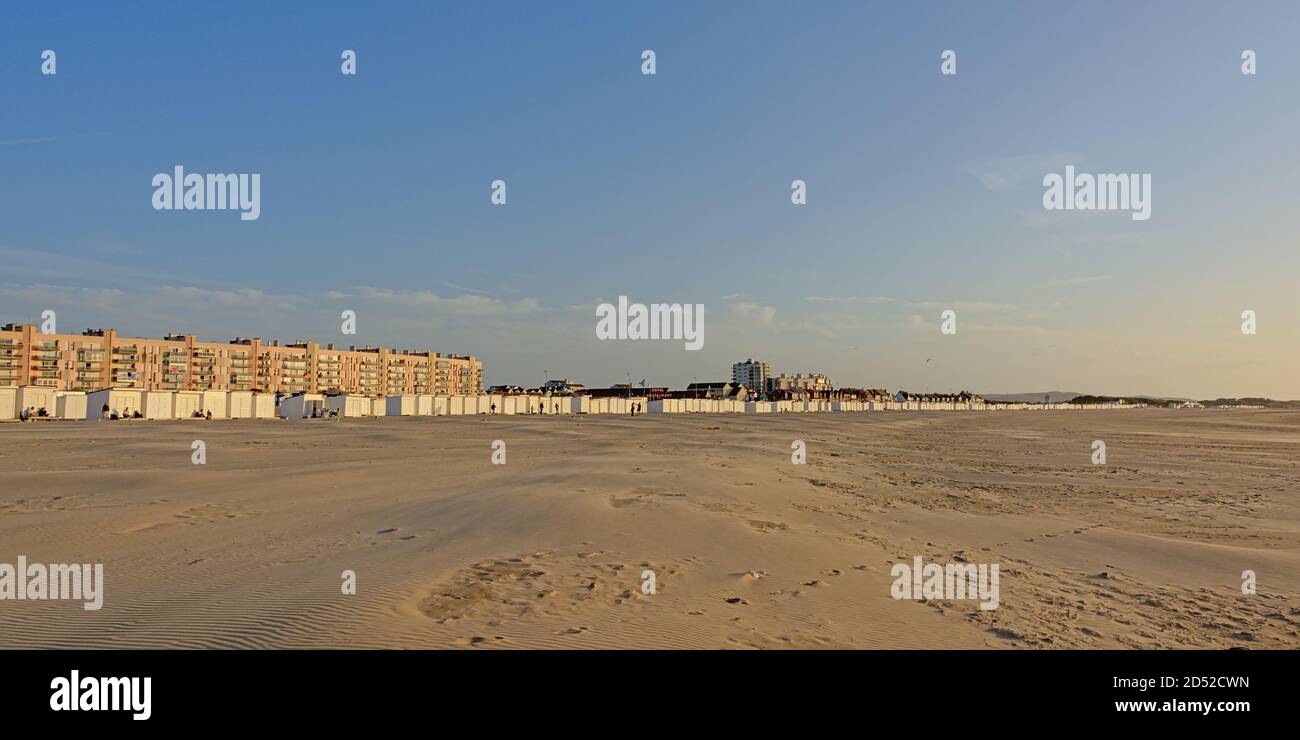 Reihe von Mehrfamilienhäusern und Strandhäusern am Strand von Calais. Stockfoto
