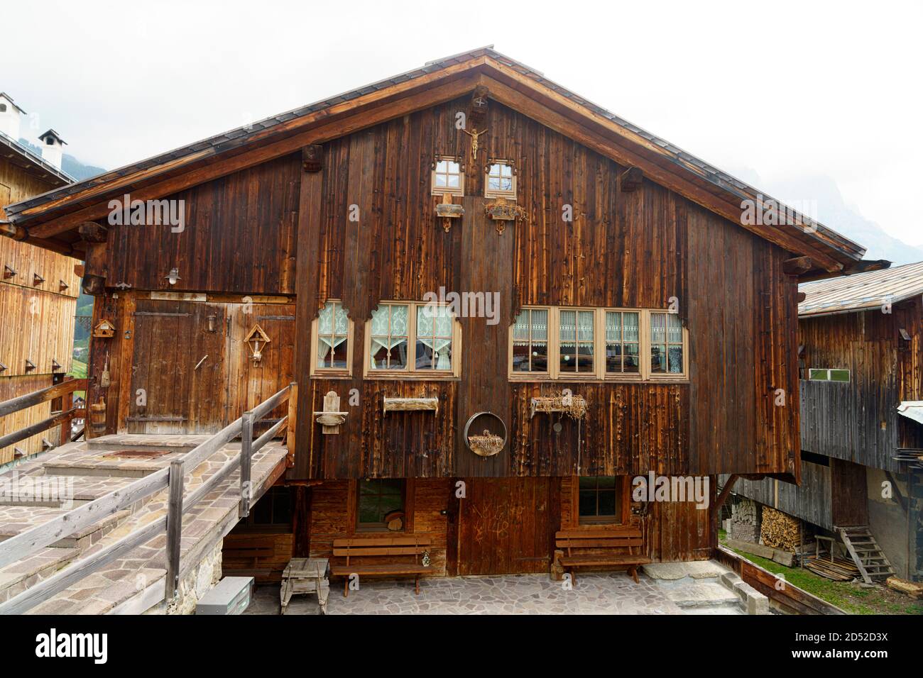 Colle Santa Lucia, Belluno, Veneto, Italy, old village in the Dolomites. Wooden house Stockfoto