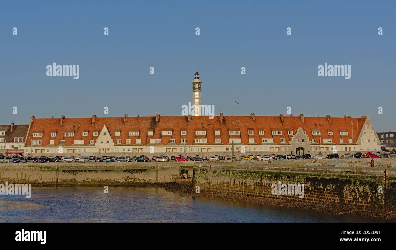 Studio de la Matelot und Leuchtturm von Calais, Blick vom Hafen. Stockfoto