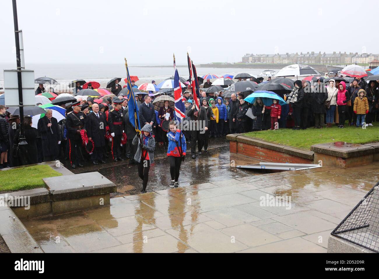 Troon Remembrance Parade, South Ayrshire, Schottland, Großbritannien. Trotz des strömenden Regens marschierten Jugendgruppen, Angehörige der Streitkräfte, Veteranen, Politiker und Beamte des gemeinderats zum Centaph des Kriegsdenkmals in Troon, um ihre Achtung zu zollen und Kränze zu legen Stockfoto