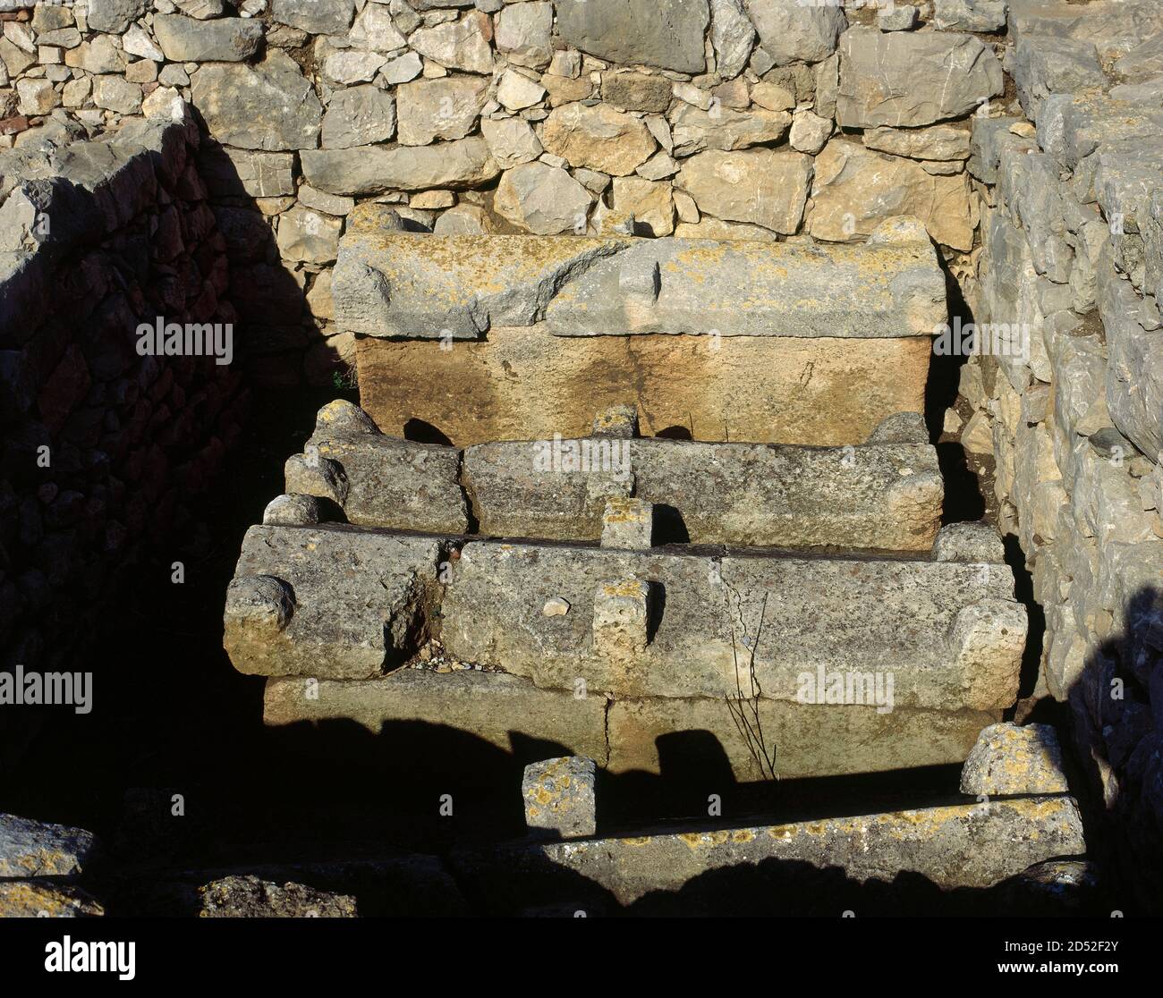 Spanien, Katalonien, Provinz Girona, Empuries. Neapolis. Cella Memoriae oder frühchristliche Basilika (4.-7. Jahrhundert). Spätrömische Kaiserzeit. Archäologische Überreste der Gräber. Stockfoto