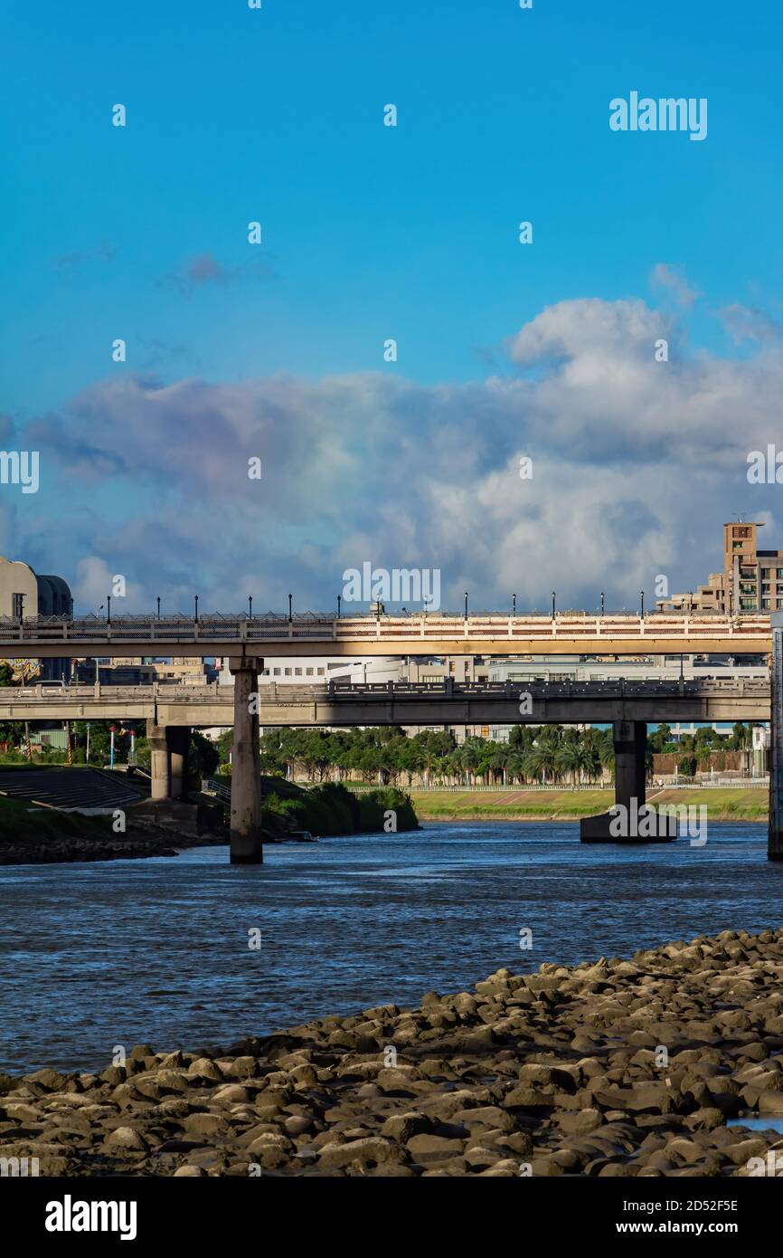 Nachmittags Blick auf die Chengmei Brücke in Taipei, Taiwan Stockfoto