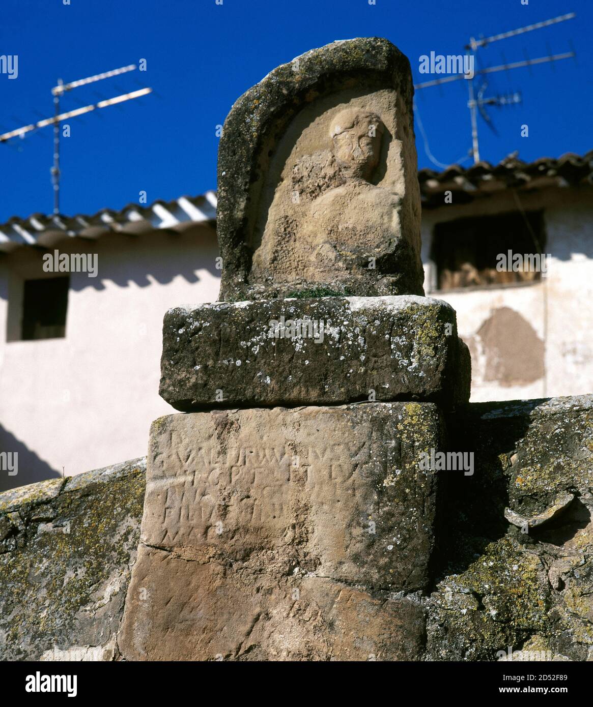 Spanien, La Rioja, Tricio. Römische Grabstele in der antiken Stadt Tritium, dem ersten Zentrum der römischen Töpferei (Terra sigillata) auf der Iberischen Halbinsel. Stockfoto