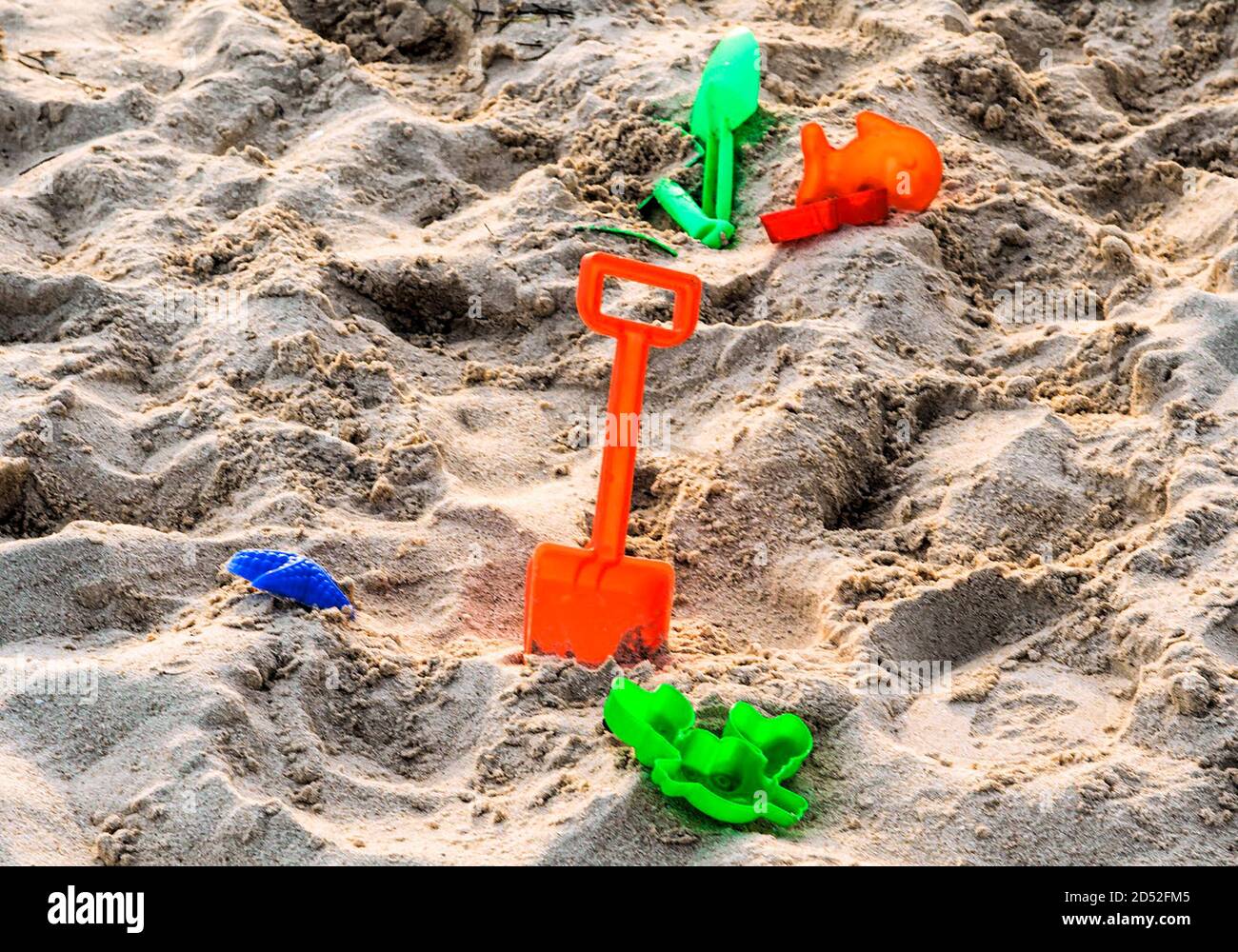 Plastikspielzeug am Strand entsorgt Stockfoto