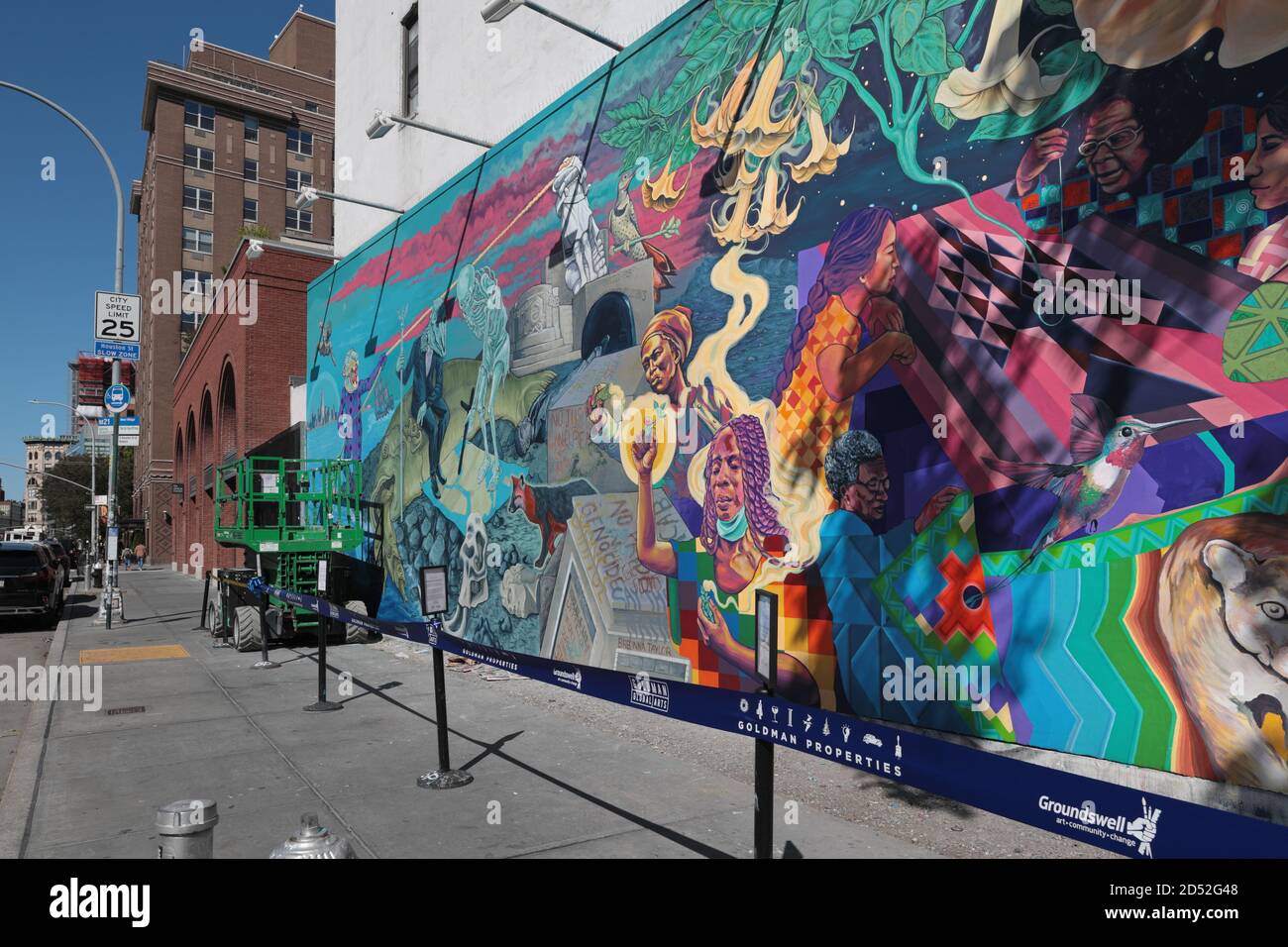 Wandgemälde von Groundswell-Künstlern und Raul Ayala berechtigt, ein Portal auf der Houston Bowery Wandmauer in New York zu öffnen. Stockfoto