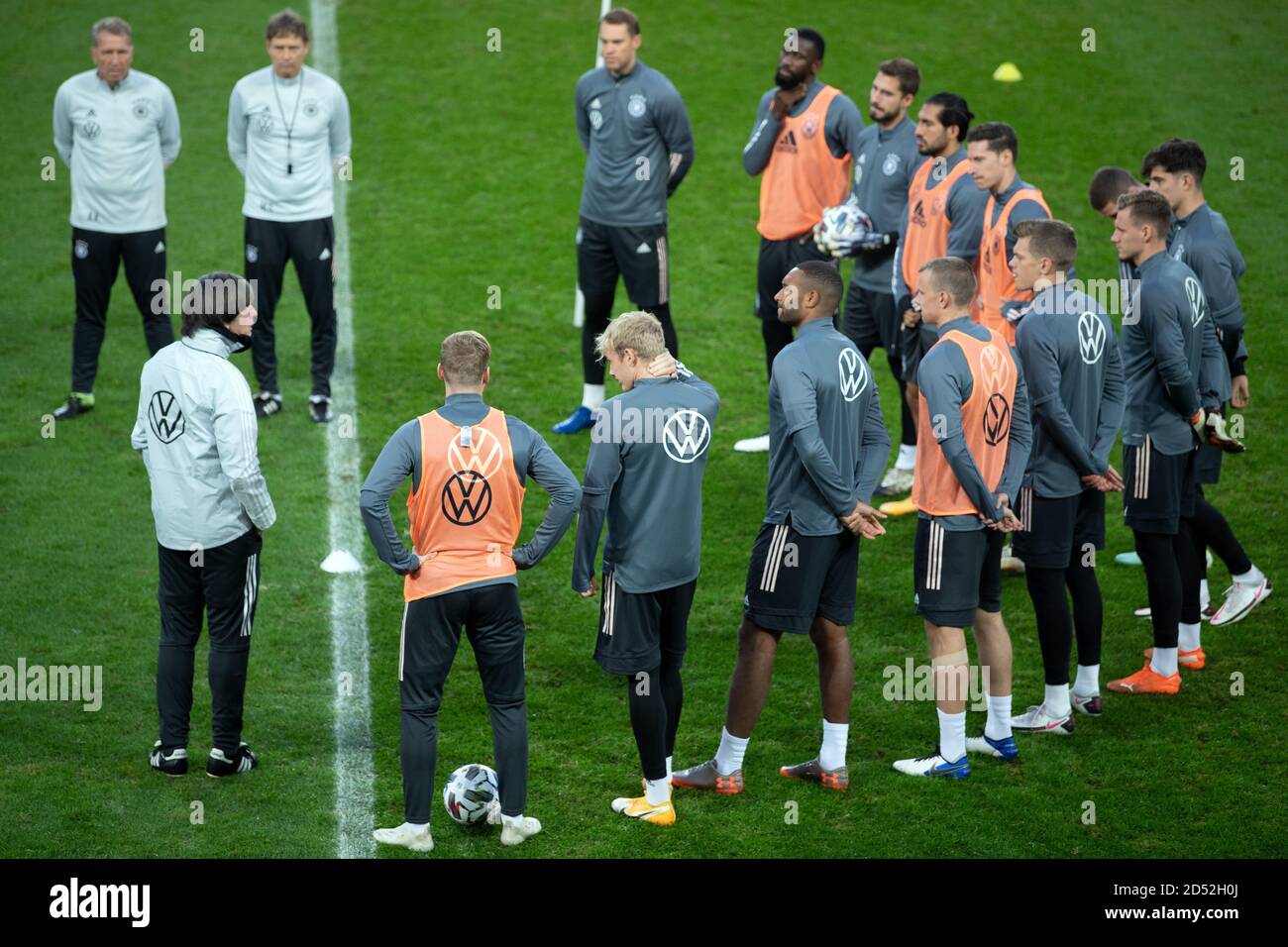 Köln, Deutschland. Oktober 2020. Fußball: Nationalmannschaft, vor dem Nationenliga-Spiel Deutschland - Schweiz. Bundestrainer Joachim Löw (l.) spricht beim Abschlusstraining seiner Mannschaft. Quelle: Federico Gambarini/dpa/Alamy Live News Stockfoto