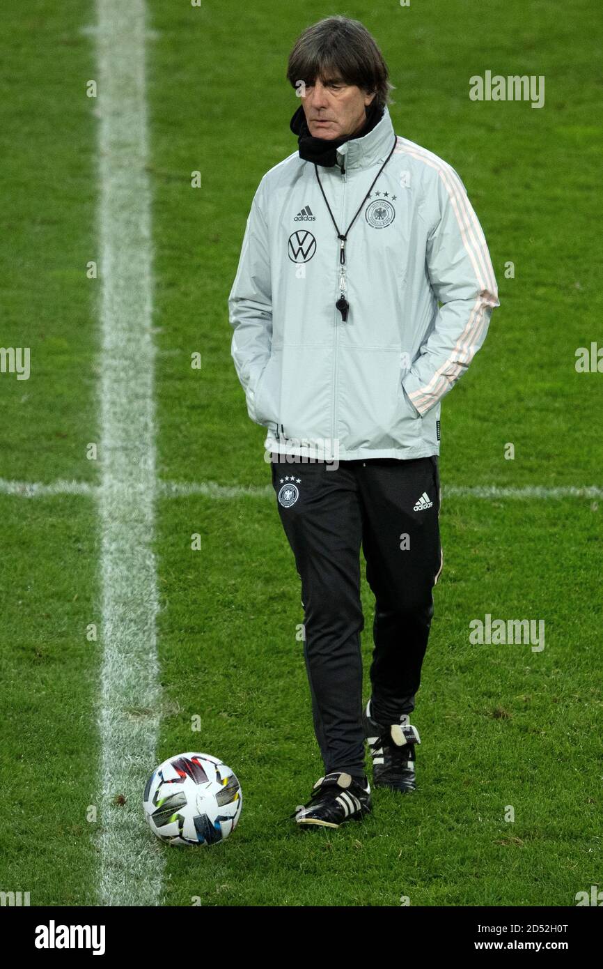 Köln, Deutschland. Oktober 2020. Fußball: Nationalmannschaft, vor dem Nationenliga-Spiel Deutschland - Schweiz. Bundestrainer Joachim Löw beim Abschlusstraining seiner Mannschaft. Quelle: Federico Gambarini/dpa/Alamy Live News Stockfoto