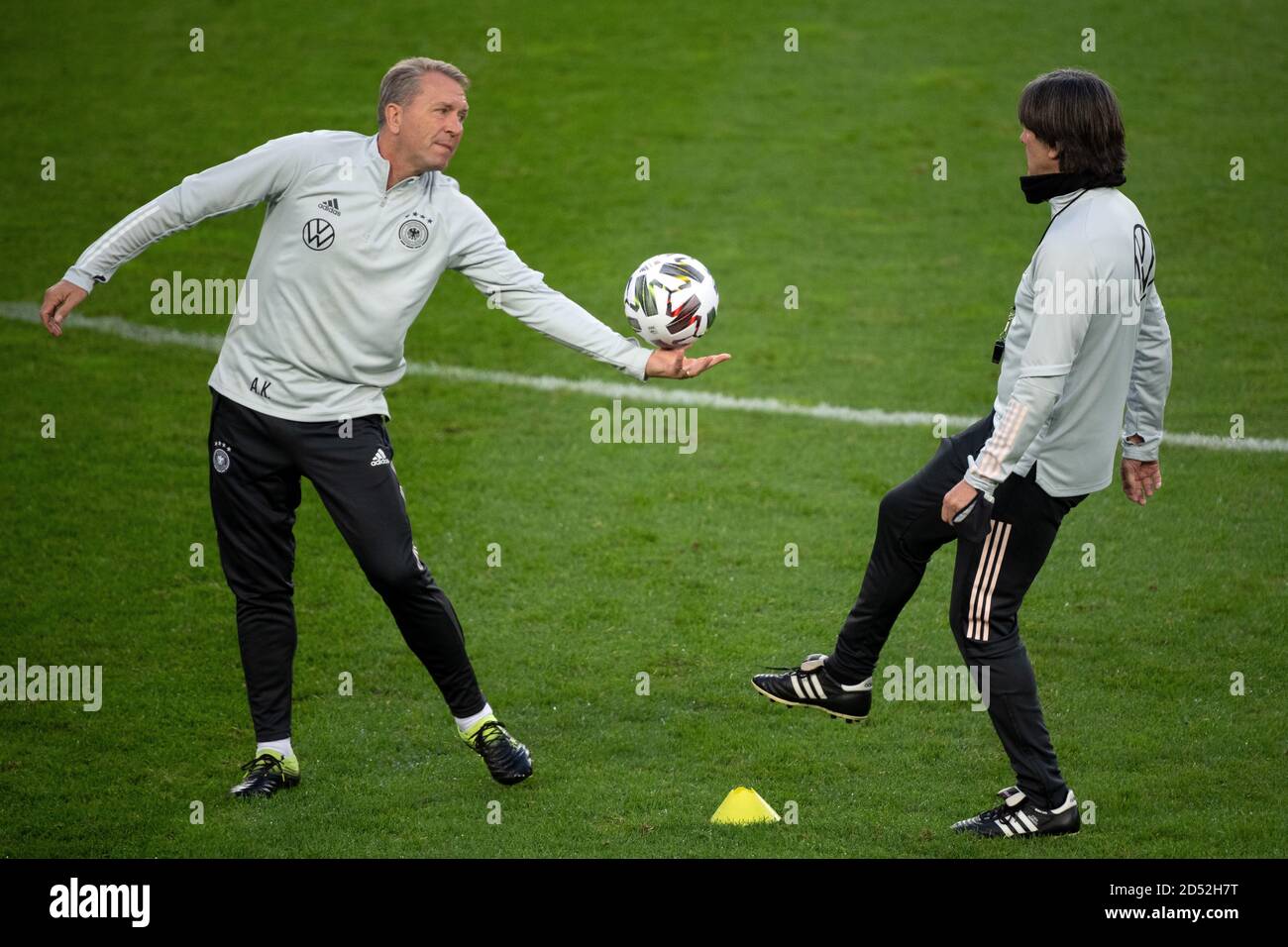 Köln, Deutschland. Oktober 2020. Fußball: Nationalmannschaft, vor dem Nationenliga-Spiel Deutschland - Schweiz. Bundestrainer Joachim Löw (r) während des Finaltrainings mit Torwarttrainer Andreas Köpke. Quelle: Federico Gambarini/dpa/Alamy Live News Stockfoto