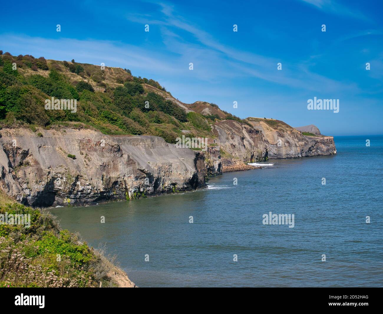 Erodierte Schlammsteinfelsen nördlich von Sandsend in North Yorkshire, Großbritannien - Teil der Whitby-Schlammsteinformation - Sedimentgestein Stockfoto