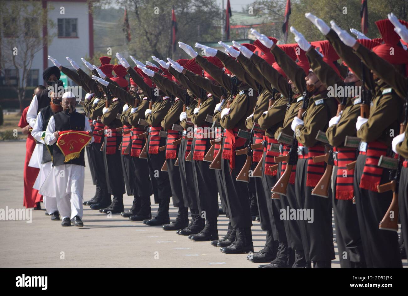 301 neue Rekruten wurden hier bei einer Passierparade in das JAKLI-Regiment (Jammu und Kaschmir Light Infantry) der Armee aufgenommen. Die glitzernde Passierparade fand im JAKLI-Regimentszentrum in Rangreth am Rande der Sommerhauptstadt Srinagar inmitten einer Wiedergabe des Liedes Balidanam Veer Lakshnam statt. Indien. Stockfoto