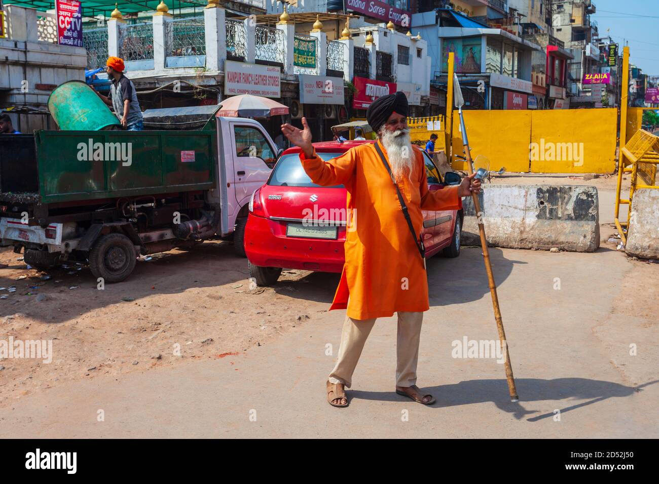 NEU-DELHI, INDIEN - 06. OKTOBER 2019: Akali Nihang Sikh Warrior in der Nähe des Gurudwara Sis Ganj Sahib ist einer der neun historischen Gurdwaras in Neu-Delhi Stockfoto