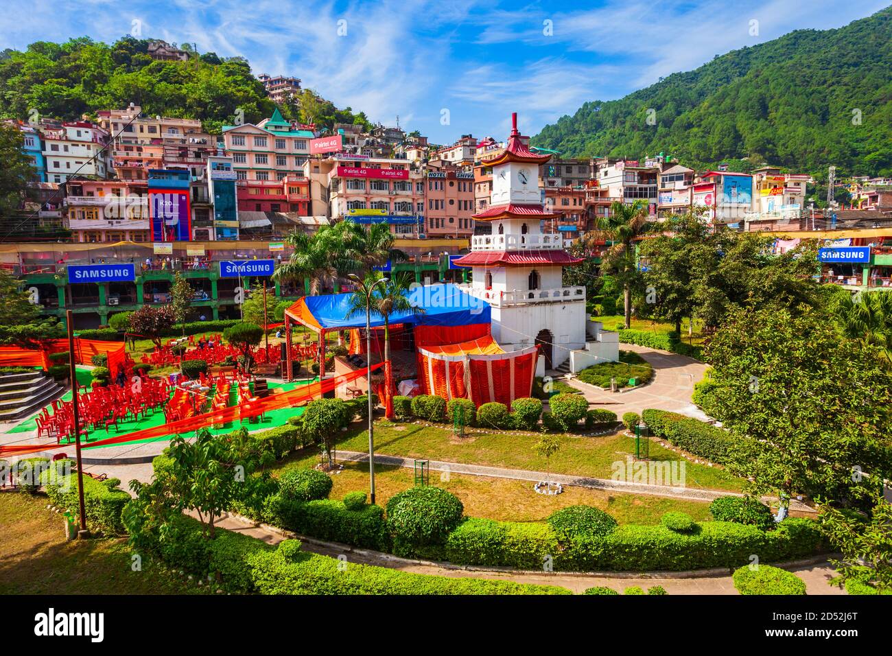 Mandi, INDIEN - 05. OKTOBER 2019: Uhrturm im Versunkenen öffentlichen Garten in Mandi, Bundesstaat Himachal Pradesh in Indien Stockfoto