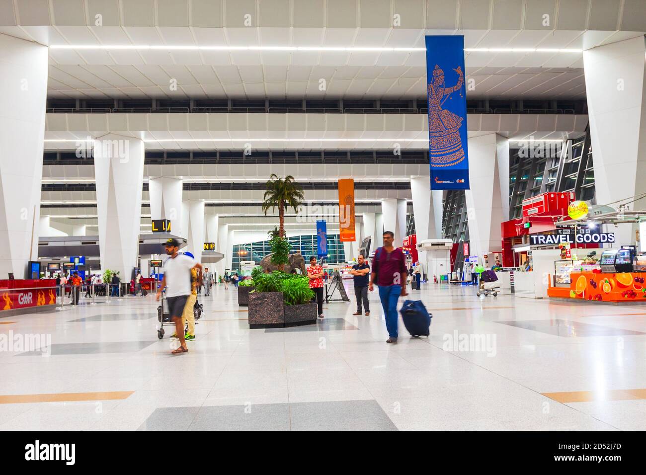 NEU DELHI, INDIEN - 07. OKTOBER 2019: Abflugbereich im Inneren des Indira Gandhi International Airport. Flughafen befindet sich in Neu-Delhi Stadt in Indi Stockfoto
