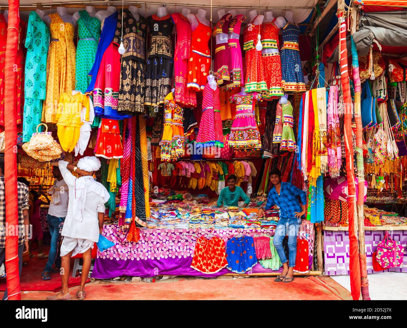 Delhi, INDIEN - 20. SEPTEMBER 2019: Kleines Geschäft mit indianischen bunten Kleidern in Delhi Stockfoto