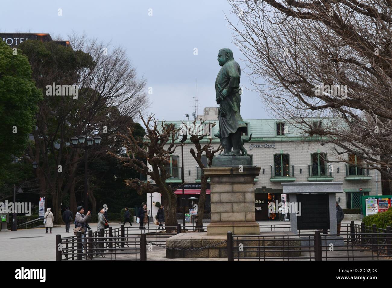Tokyo, Japan-2/23/16: Touristen treffen sich und fotografieren die Statue von Saigo Takamori im Ueno Park. Stockfoto