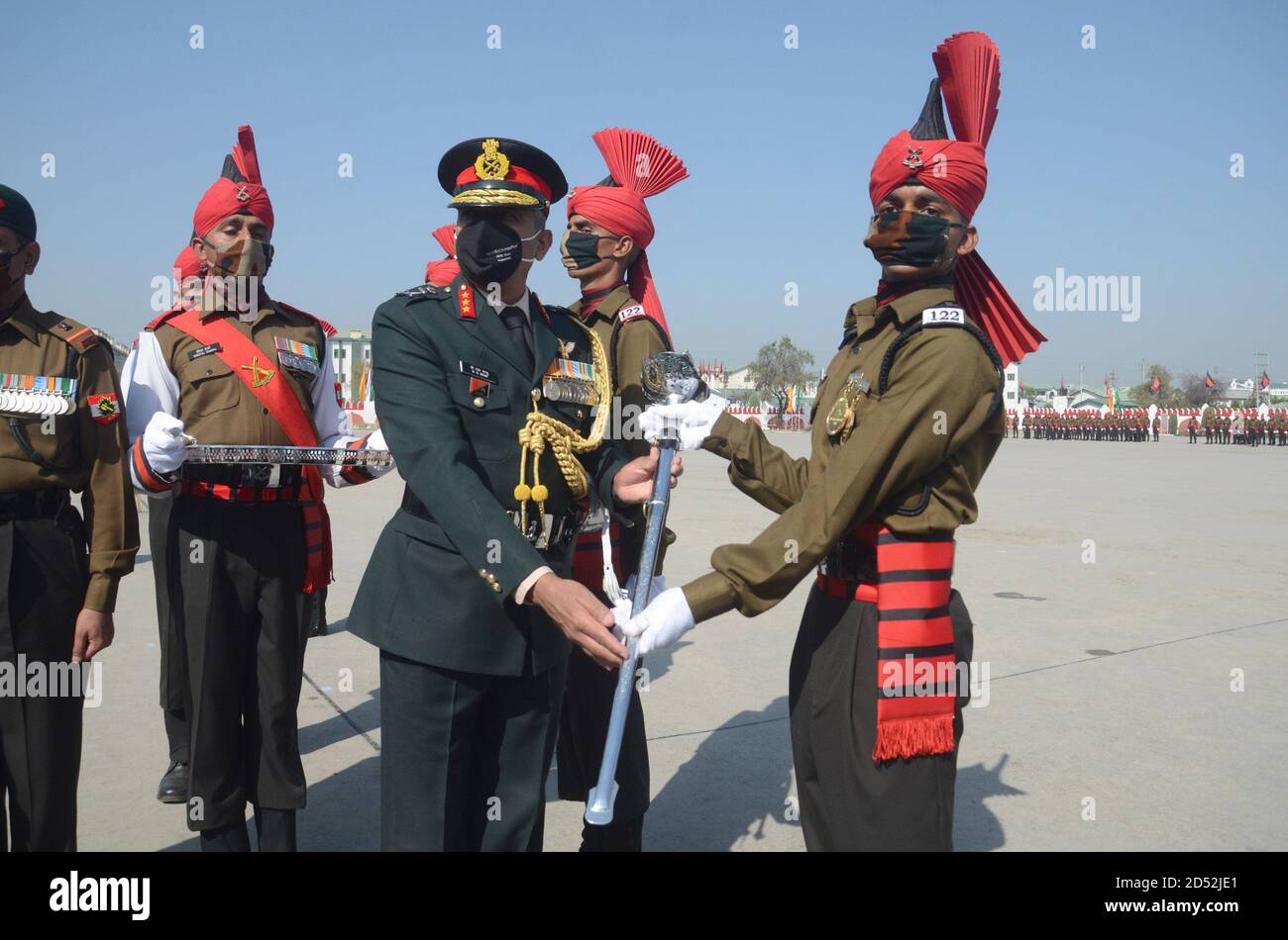 LT Gen. BS RAJU, der General Officer Commanding (GOC) von Srinagar-basierten Chinar (15) Corps in der Teilnahme an der Passing-out-Parade als 301 neue Rekruten wurden in der Armee Jammu und Kaschmir Light Infantry (JAKLI) Regiment bei einer Passing-Parade hier aufgenommen. Die glitzernde Passierparade fand im JAKLI-Regimentszentrum in Rangreth am Rande der Sommerhauptstadt Srinagar inmitten einer Wiedergabe des Liedes Balidanam Veer Lakshnam statt. Indien. Stockfoto