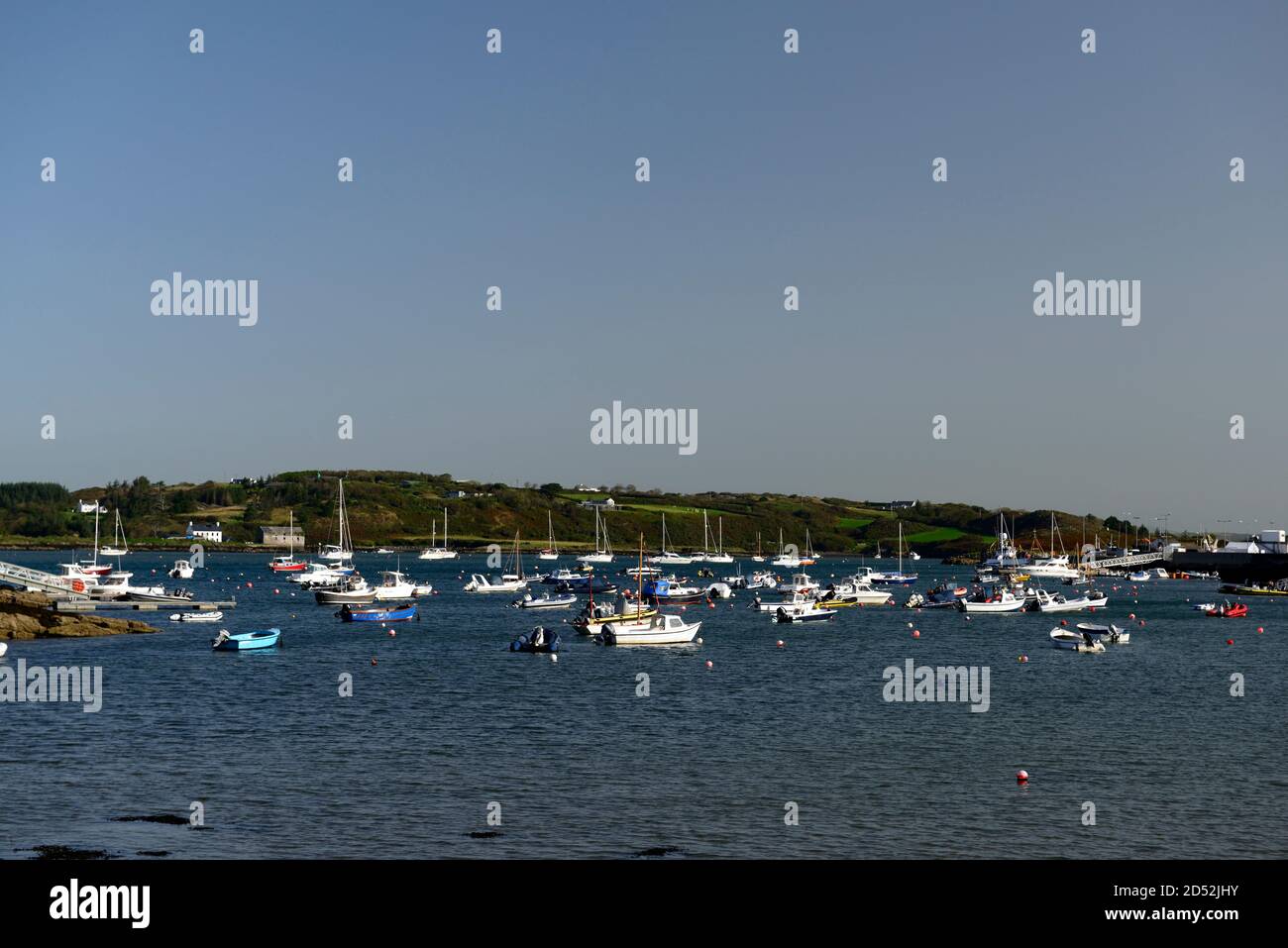 Freizeitboote, Vergnügungsboote, Fischerboote, Schiffe, baltimore Hafen, ruhiges Meer, blauer Himmel, Himmel, Westkork, Irland, RM Irland Stockfoto